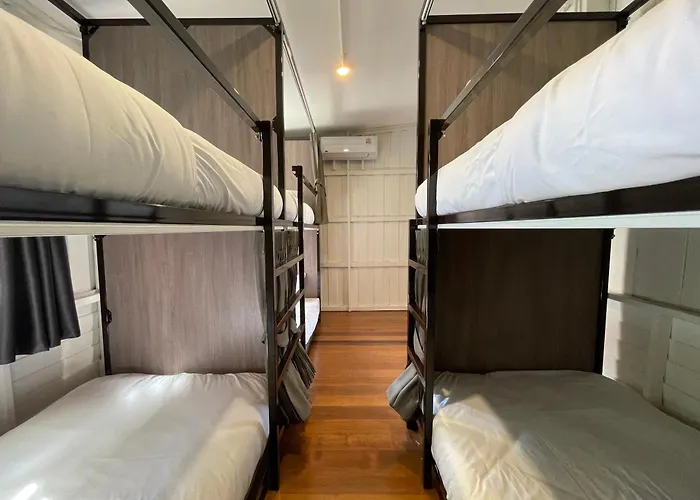 Green Cabin Hostel *